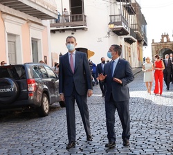 Don Felipe, en las calles de San Juan, acompañado del Gobernador de Puerto Rico